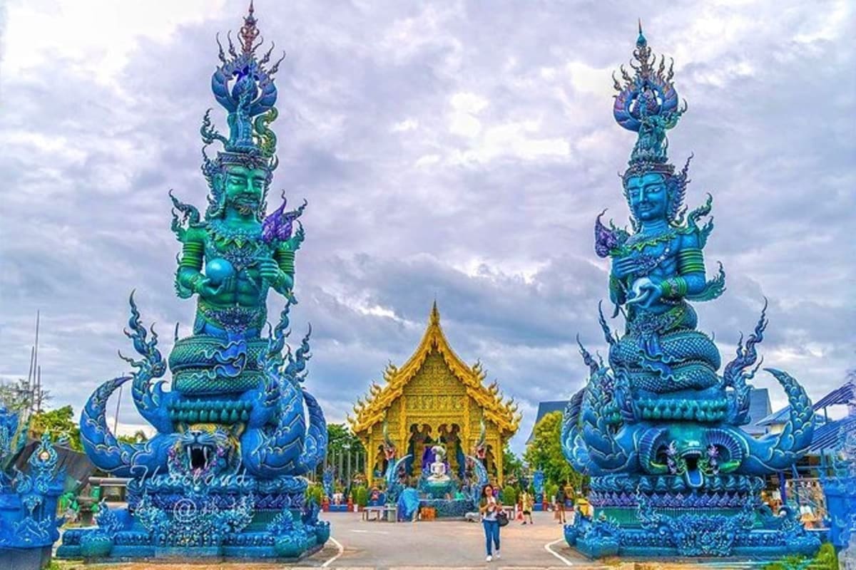White & Blue Temple with Black Museum Tour from Chiang Mai