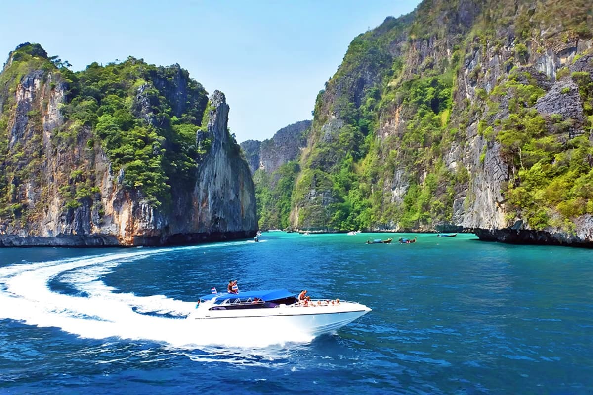 Phi Phi Island on Speed Boat Phi Phi Island on Speed Boat