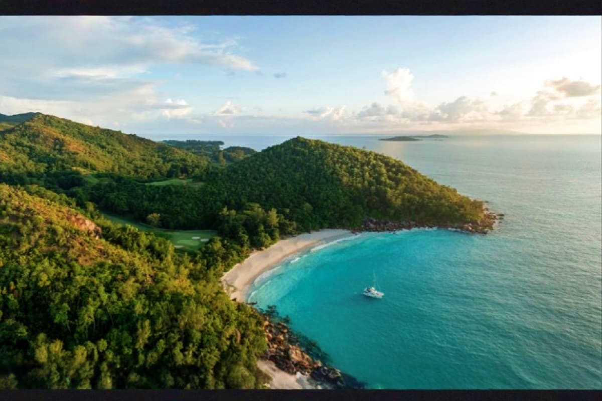 Constance_Lemuria_Praslin