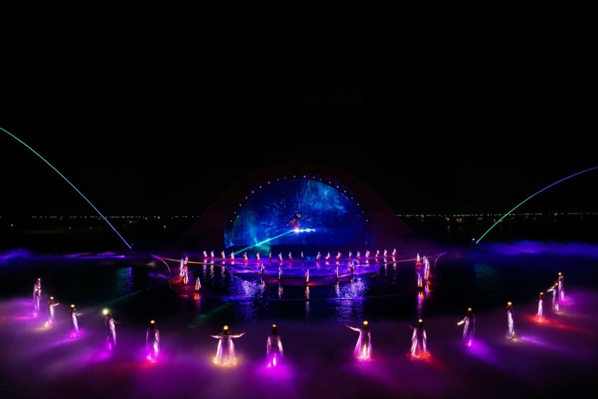 Kiss of the sea show