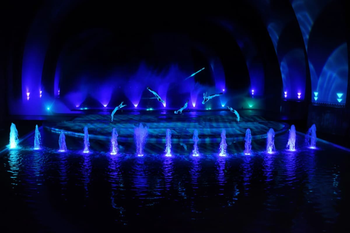 Kiss of the sea show