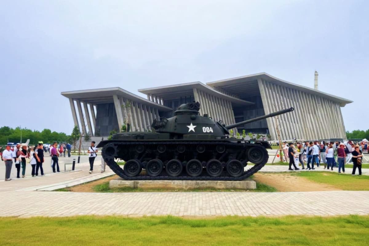 Military History Museum and Hoa lu Prison Half day tour
