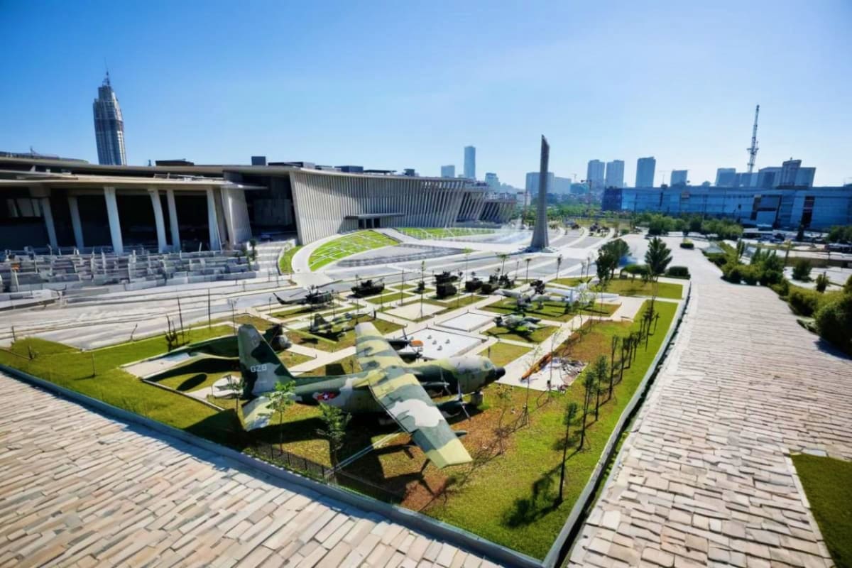 Military History Museum and Hoa lu Prison Half day tour