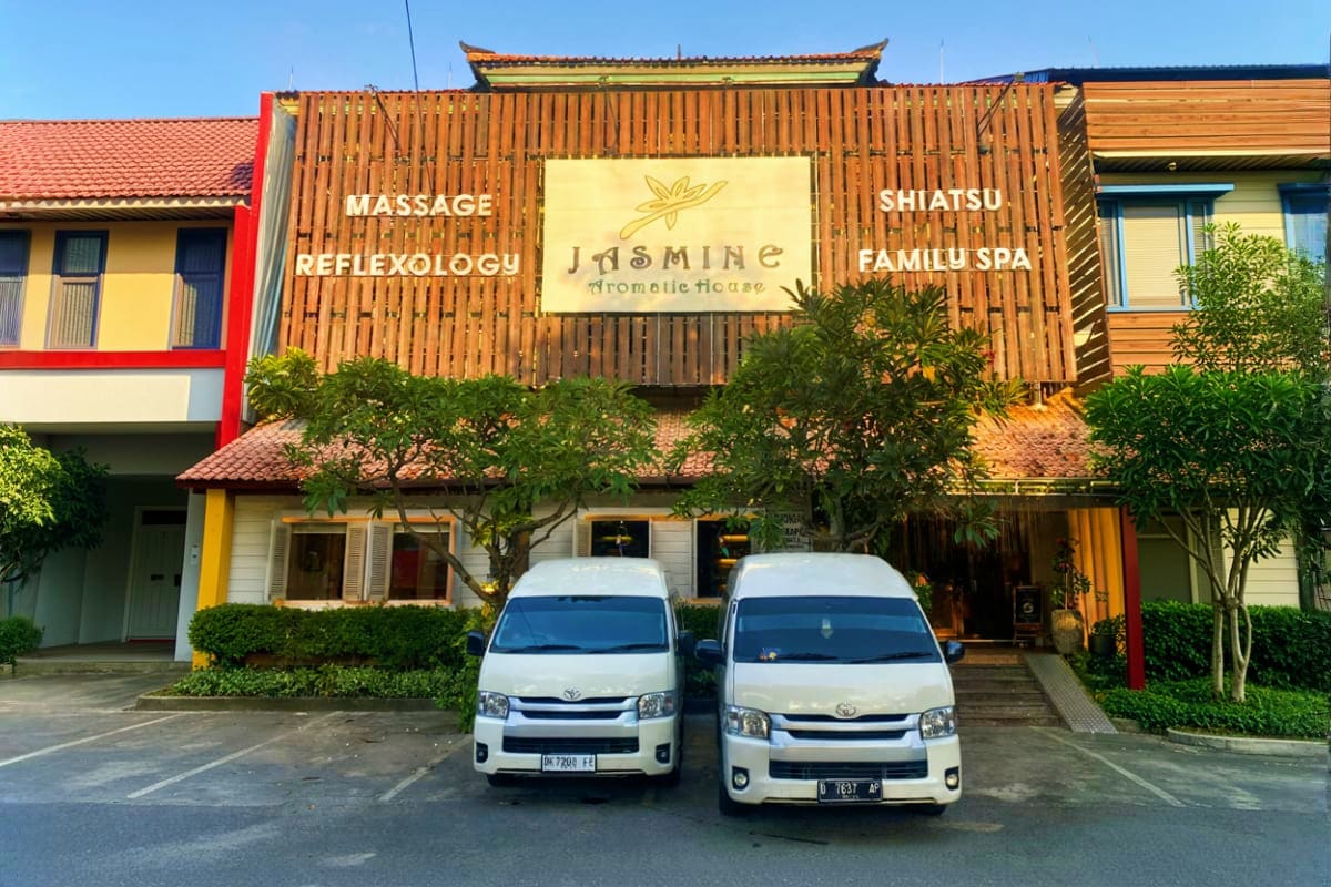 Jasmine Aromatic House spa storefront with wooden facade and signage for massage, reflexology, and shiatsu services in Bali, 