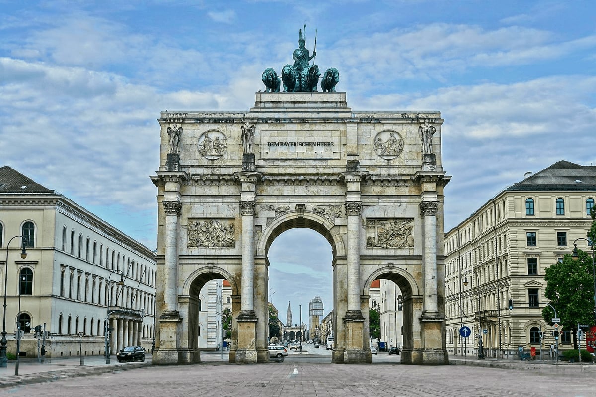 Siegestor triumphal arch in Munich with "Dem Bayerischen Heer" inscription and equestrian statue on top, flanked by classical