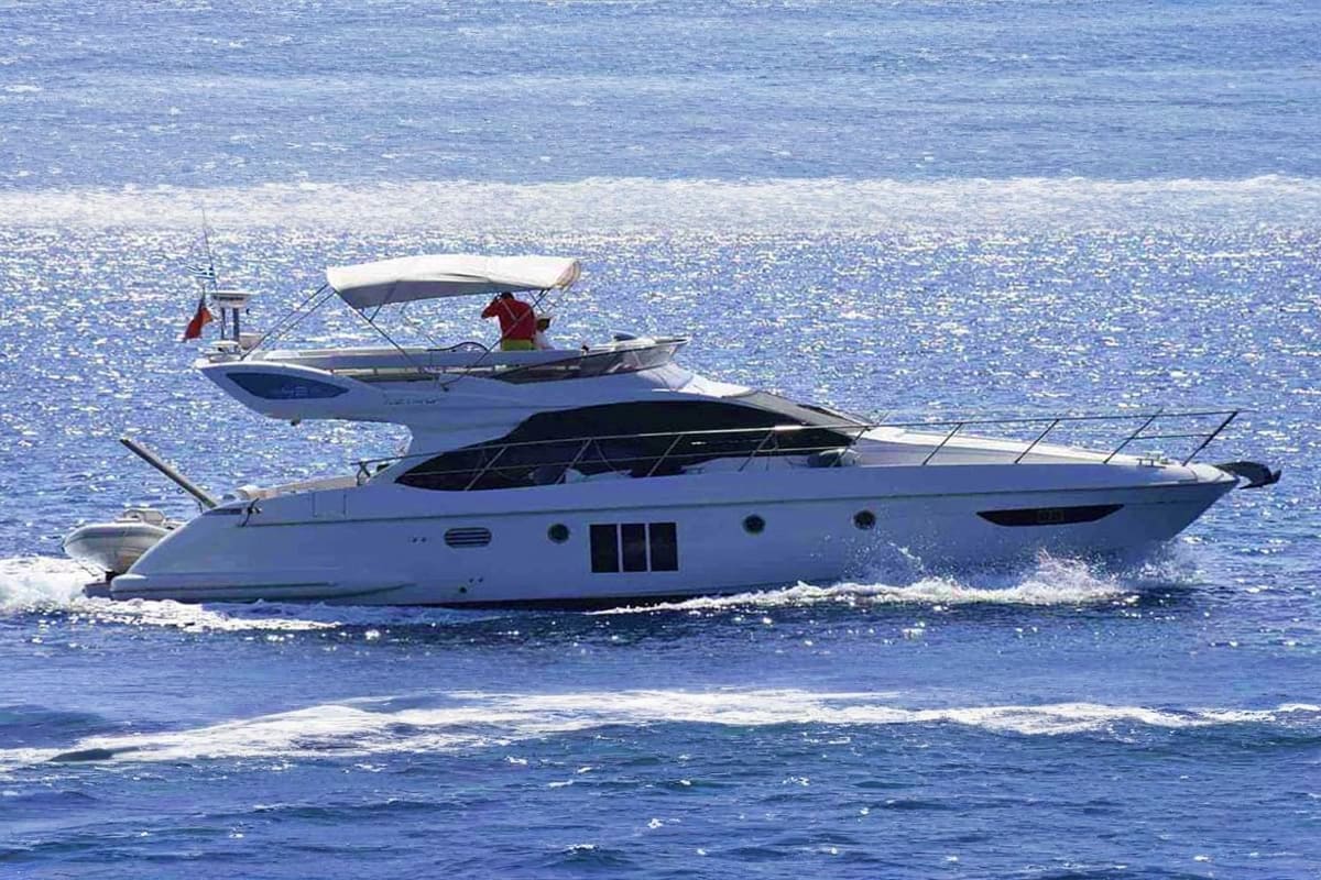 Luxury yacht moored in turquoise waters with Atlantis The Palm resort in the background, Dubai (2)