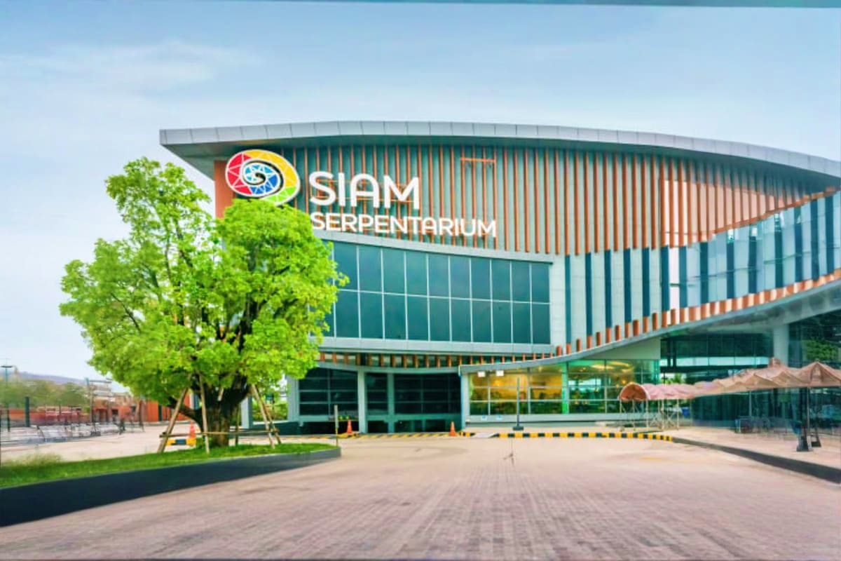 Siam Serpentarium Exterior view of Siam Serpentarium building with modern architecture, green tree, and clear entrance in Bangkok, Thailand