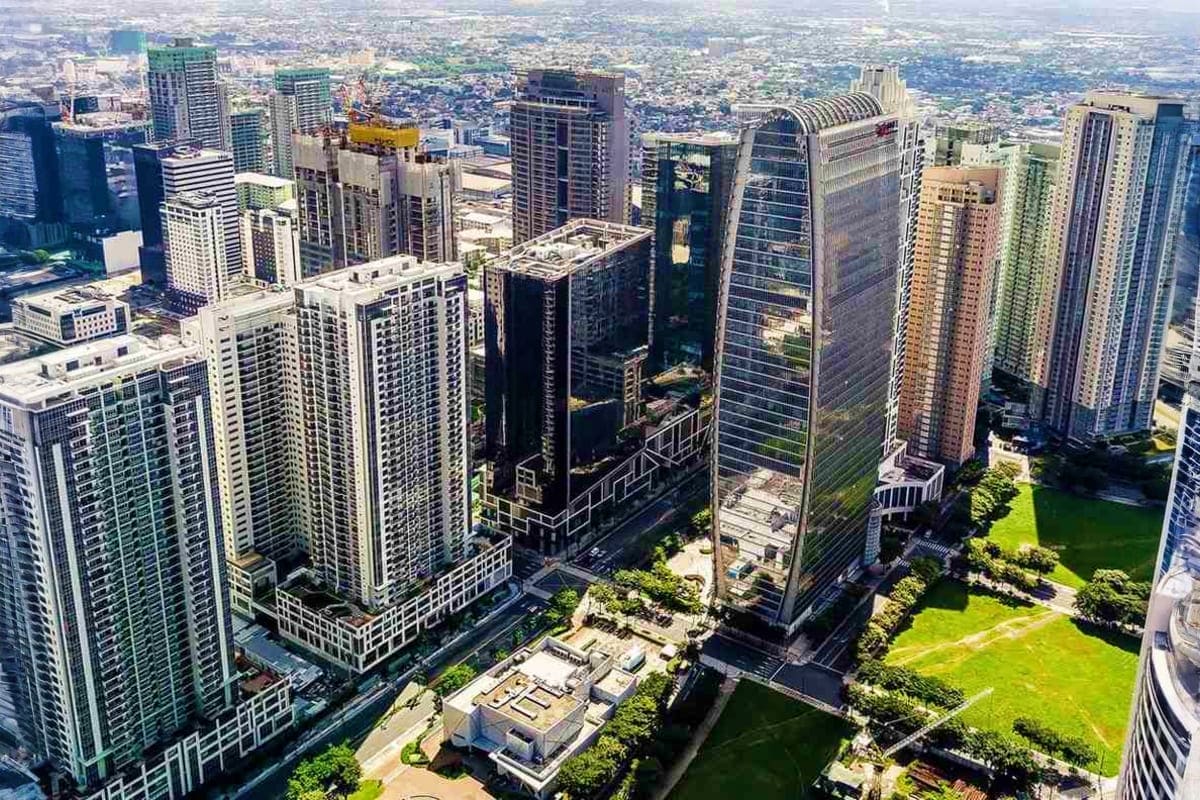 Aerial view of Chicago downtown skyline with high-rise residential and office buildings along the Chicago River