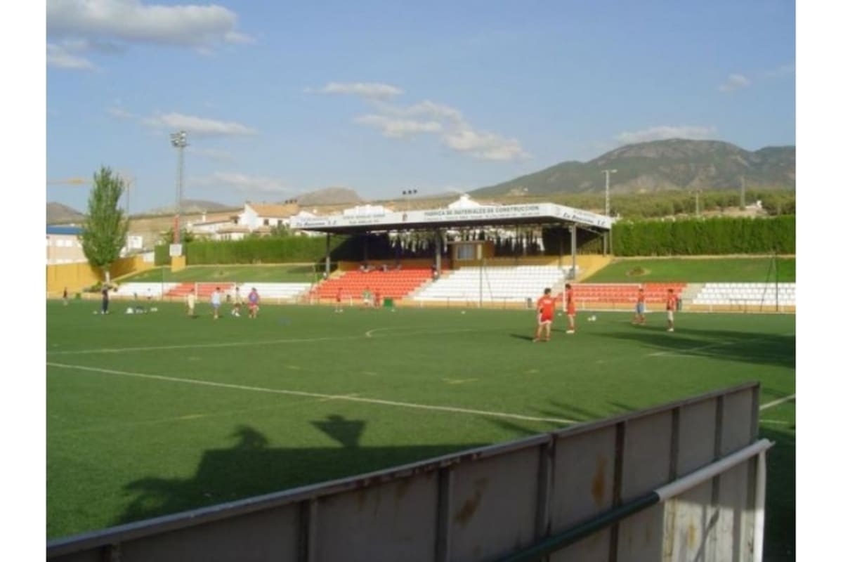Campo de fútbol los hoyos - Fútbol in La Zubia