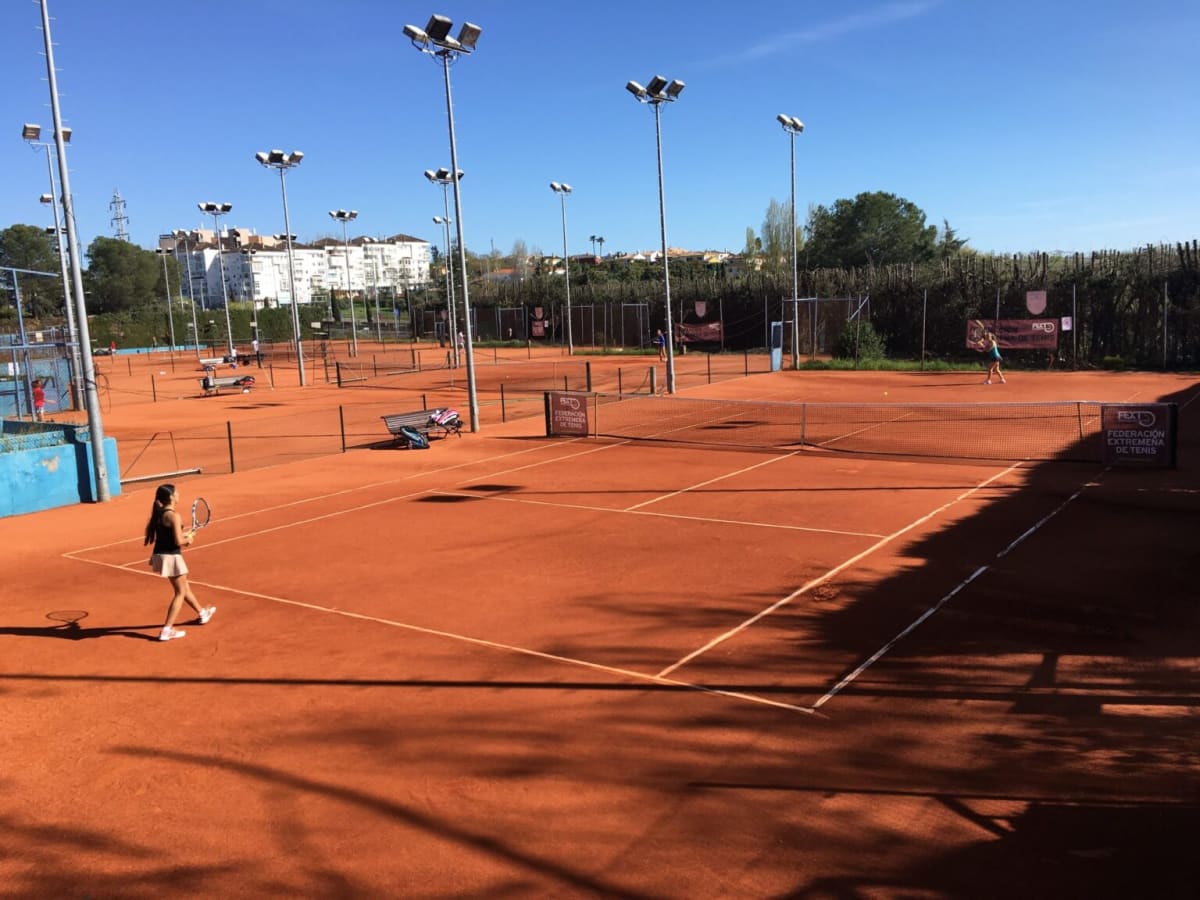 Pistas de tenis - Tenis a Cáceres‎