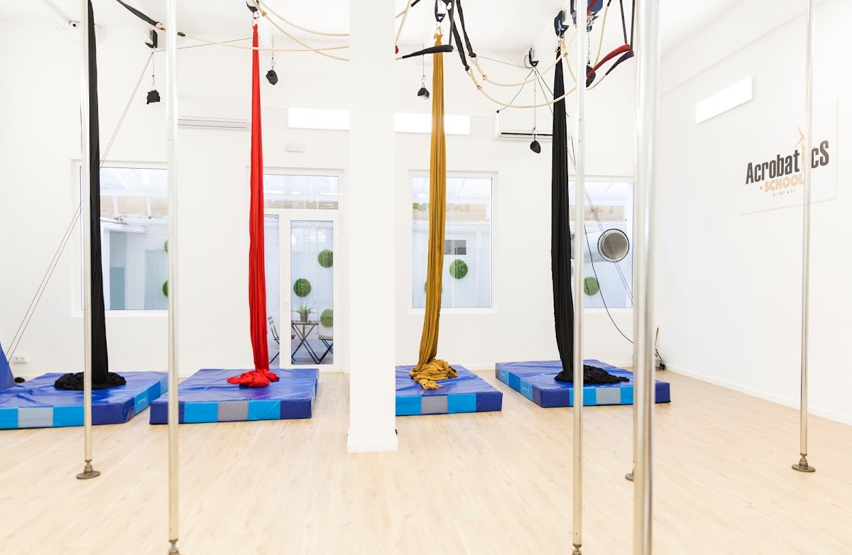 Acrobatics School by Xevi & Eli - Gimnasia in Barcelona