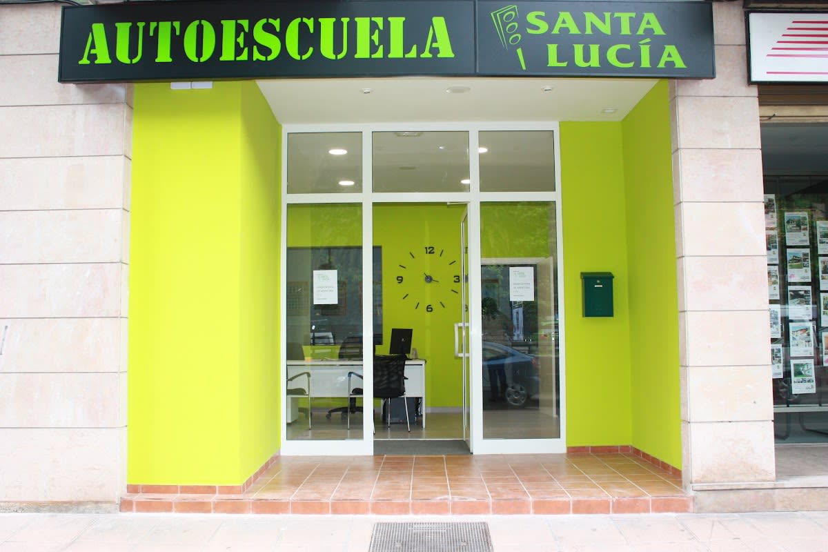 Autoescuela Santa Lucía - Hipica in Cabezón de la Sal