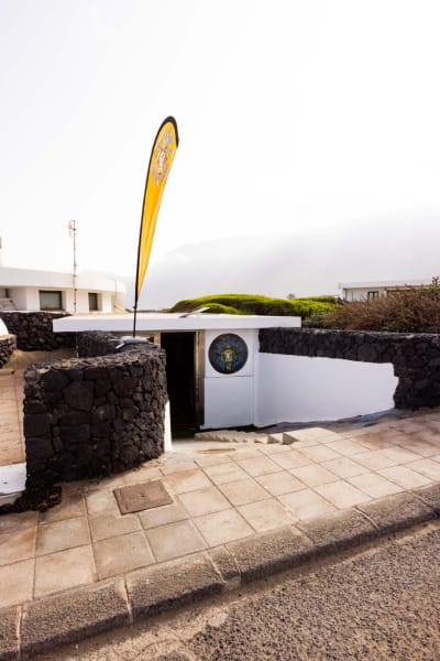 Escuela de Surf Famara - La Cabra Surf School - Surf & Surfskate - skateboard in Urbanización Famara