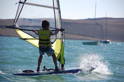 Escuela Navarra de Vela / Nafarroako bela eskola - surf in Lerate