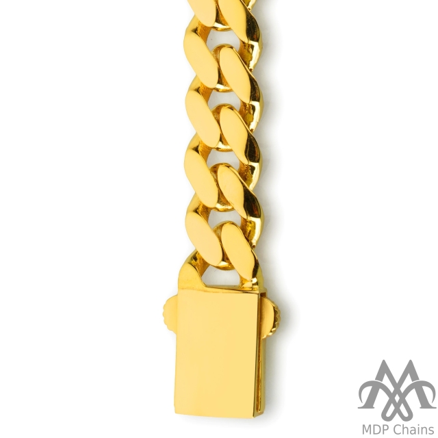 A beautiful 22kt gold Cuban B10 bracelet. This piece has a cuban pattern and a high polish finish. Style tags: lobster, classic.
