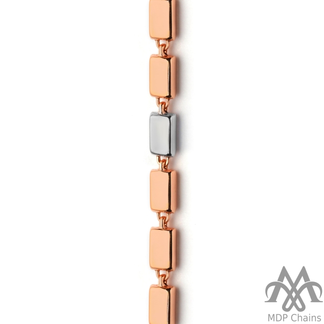 choco c4 - A flat hollow chain with a choco pattern and fancy links. Finished with a beautiful two tone. A perfect example of rectangle and italian design.