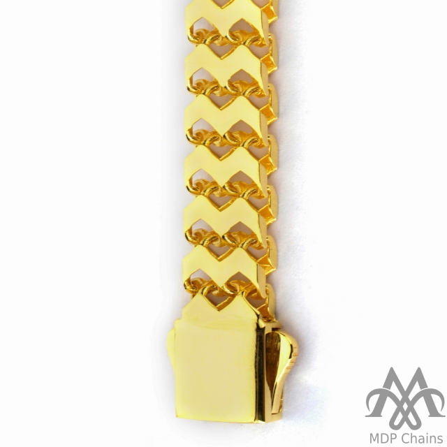 A beautiful 22kt gold Fancy B10 bracelet. This piece has a fancy pattern and a high polish finish. Style tags: modern, light.