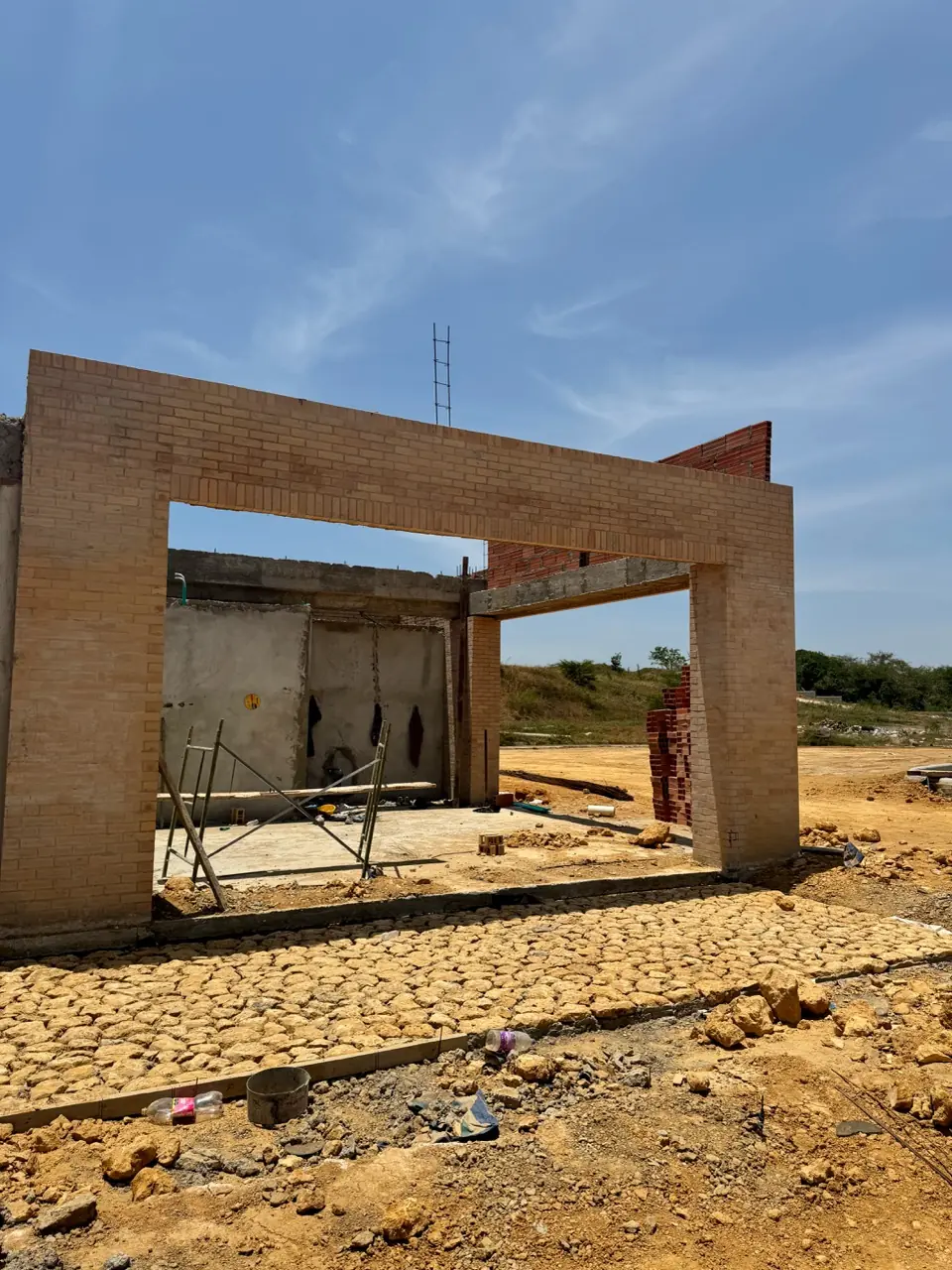 Vías internas y redes electricas, sanitarias y de agua potable