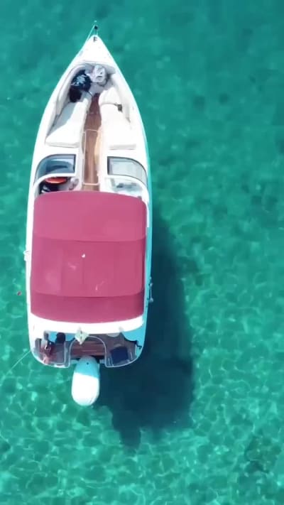 Lanchas ancoradas em água transparente em Angra dos Reis, vistas de drone