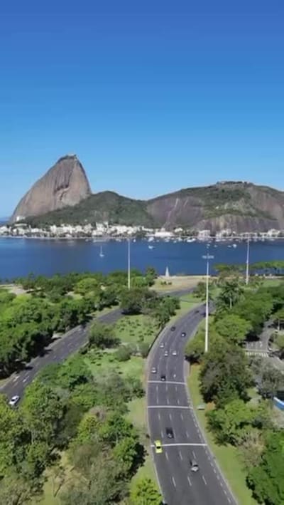 Aterro do Flamengo e o Pão de Açúcar, vistos de drone