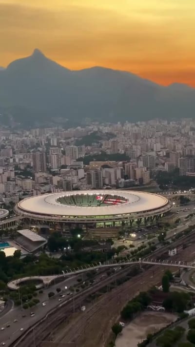 Maracanã ao pôr do sol, com a silhueta do Corcovado ao fundo, visto de drone