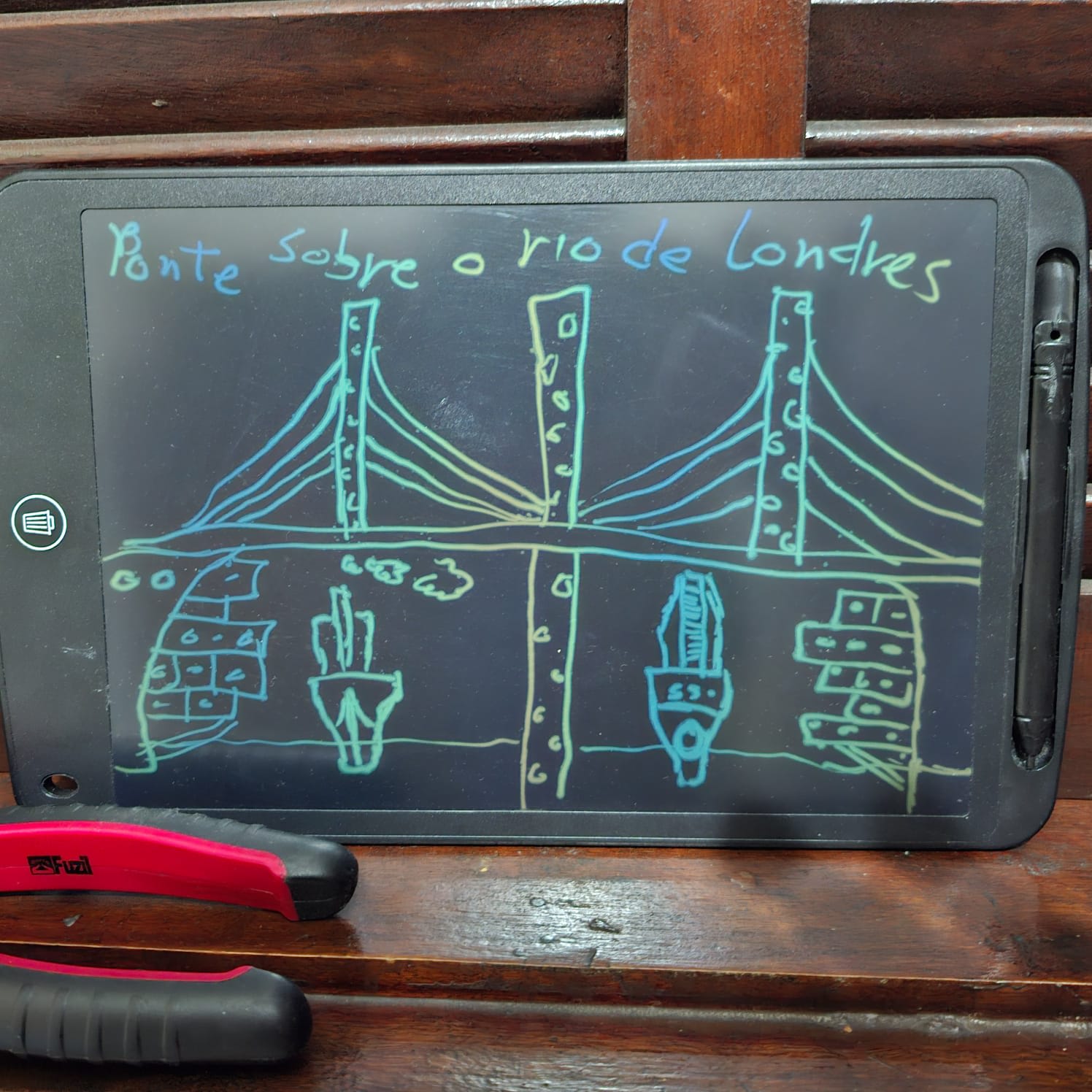 Foto do desenho que fiz imaginando a ponte relatada no livro, ao final do post. O livro dizia que a ponte meio que tinha uma cidade nela onde pessoas nasciam, cresciam e morriam naquele lugar!