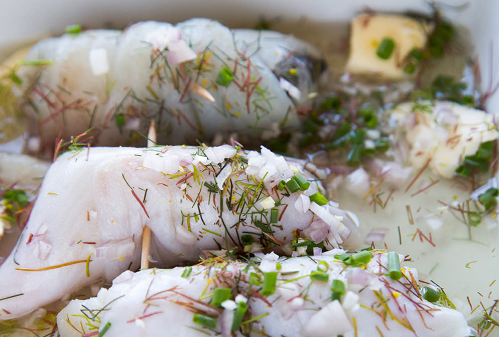 Rødspættefileter i fad med hvidvin Rødspættefileter i fad med hvidvin