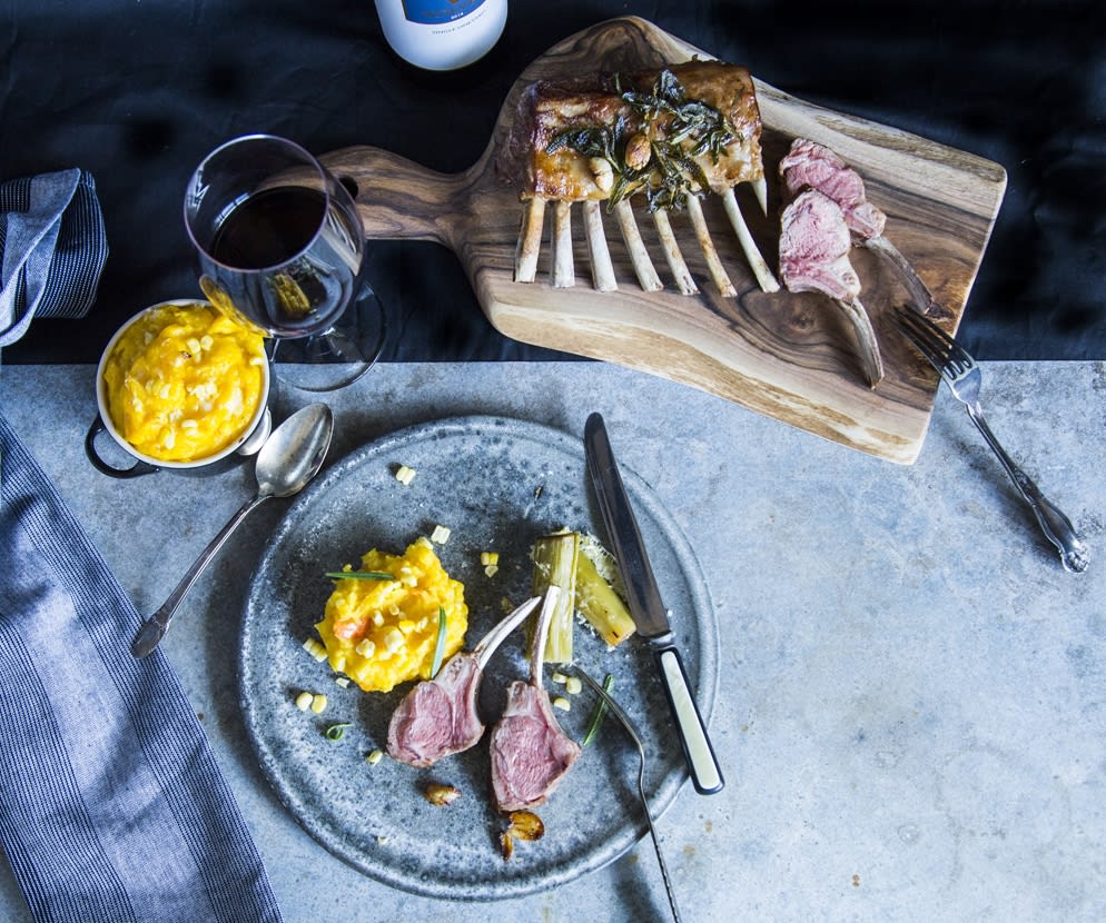 Lammekrone med sprød mos og grillede porrer