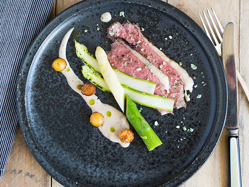 Okseculotte sous vide anrettet med dampede asparges Okseculotte sous vide anrettet med dampede asparges