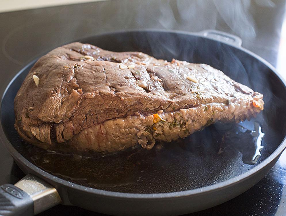 Okseculotten bliver brunet af på pande Okseculotten bliver brunet af på pande