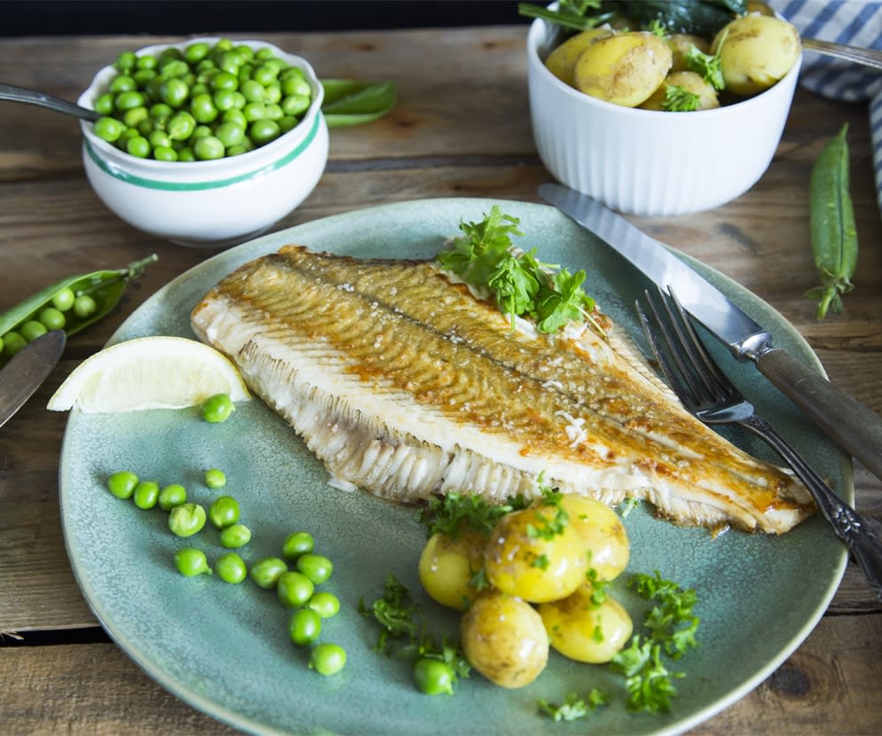 Stegt rødspætte, nøddesmør og ærter Stegt rødspætte, nøddesmør og ærter