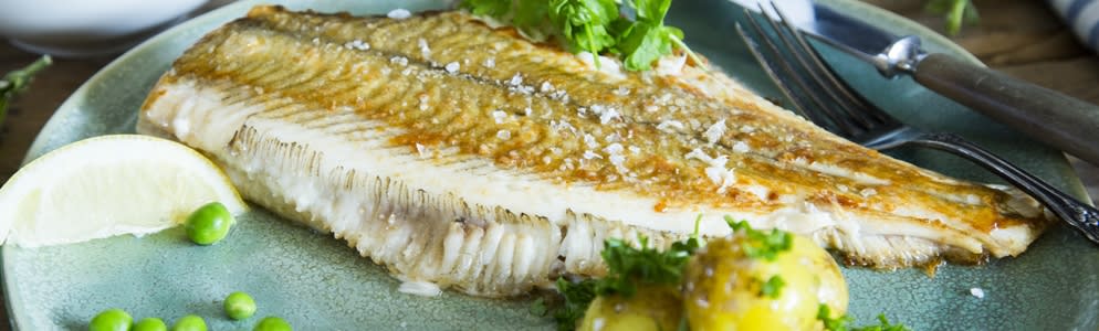 Stegt rødspætte, nøddesmør og ærter