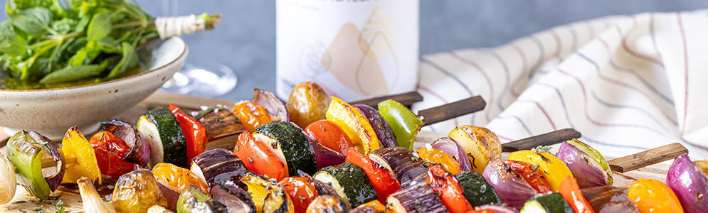 Grøntsagsspyd Grøntsagsspyd med friskgrønt og vin i baggrunden