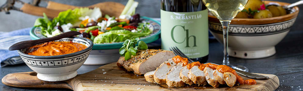 Grillet kyllingebryst med mojo sauce banner med tilbehør og vin