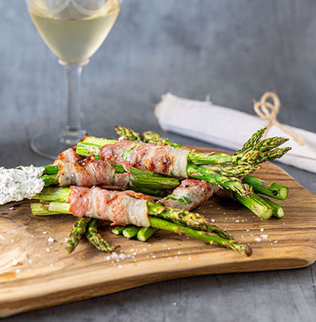 Grillede asparges med bacon og urtedip Grillede asparges med bacon og urtedip