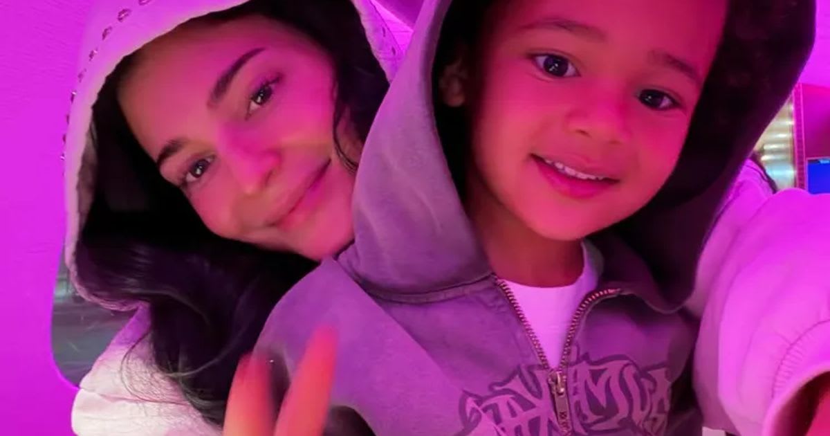 Kylie Jenner и сын Aire в редком дорожном селфи