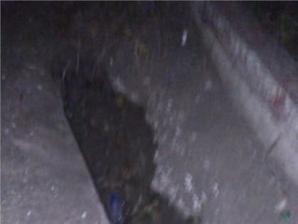 Керчанин провалился в яму в тротуаре