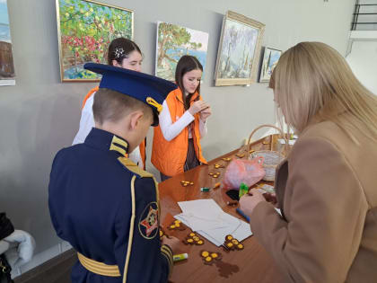 Молодёжь Ялты готовит новогодние подарки бойцам, находящимся на фронте!