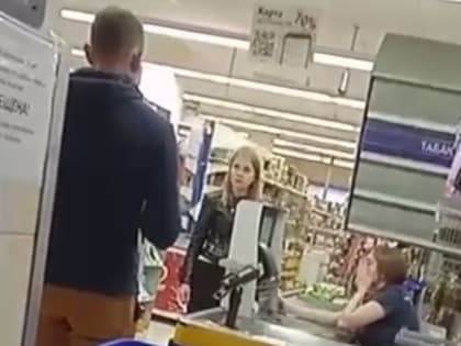 В крымском супермаркете кассирше зажало руку лентой