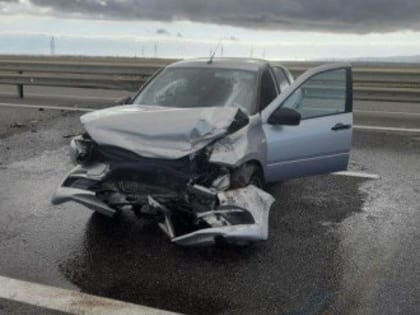 Водитель снёс ограждение и слетел с трассы в Крыму, пострадал ребёнок