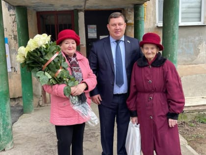 Депутаты поздравили жительниц города с 8 Марта