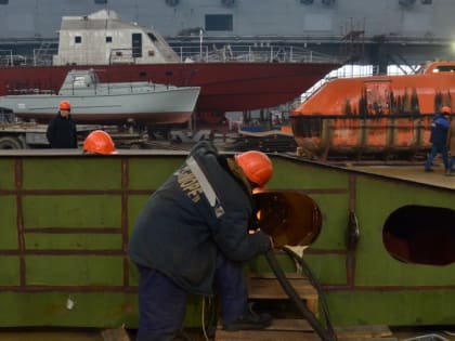 Поднялись с колен, держась за госпомощь