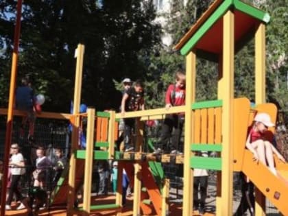 В Симферополе открыли новую детскую площадку