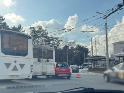 В Симферополе столкнулись троллейбус и легковой автомобиль