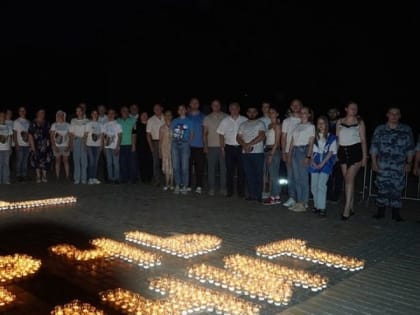 В память о событиях ВОВ на площади в Керчи выложили из свечей фото моряка-десантника