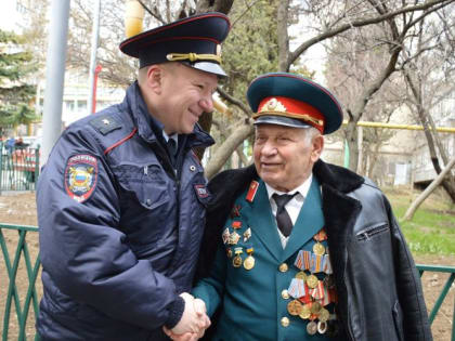 В День воинской славы России сотрудники полиции г. Ялты приняли участие в чествовании Ветерана Локальных войн