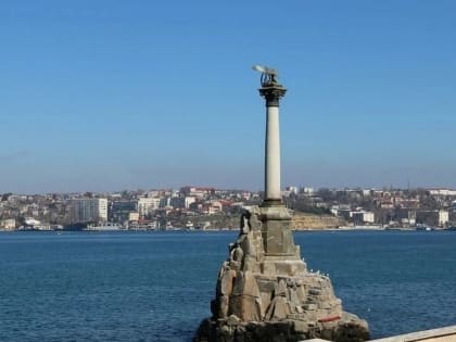 В южной бухте Севастополя горит плавучий док