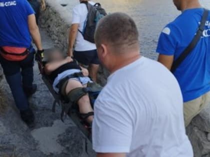 Крымские спасатели километр несли по горам носилки с туристкой, которая повредила ногу