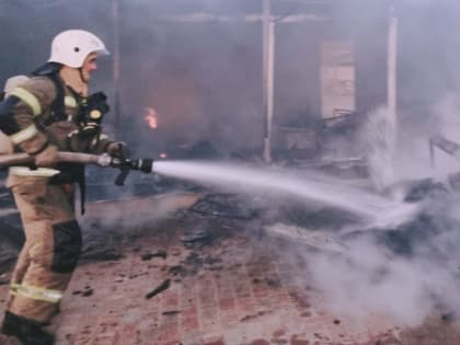 В Новофёдоровке загорелось заброшенное здание