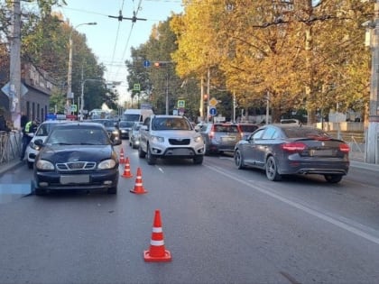 В Симферополе легковушка насмерть сбила женщину